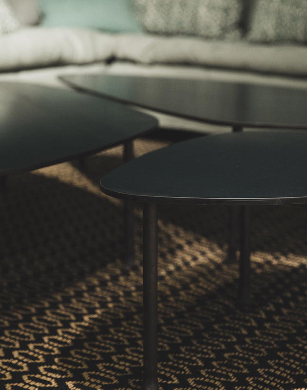 Composition de trois tables basses élégantes en acier brut noir Atoll