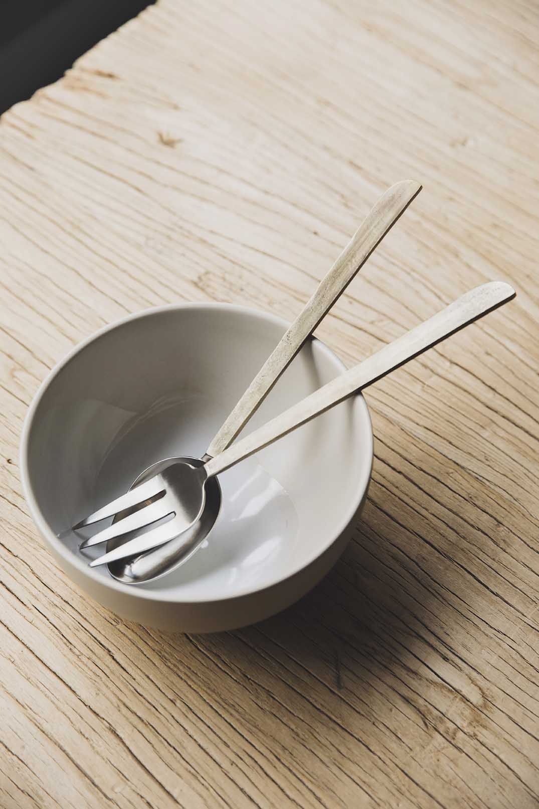 Couverts de service aux finitions dorées