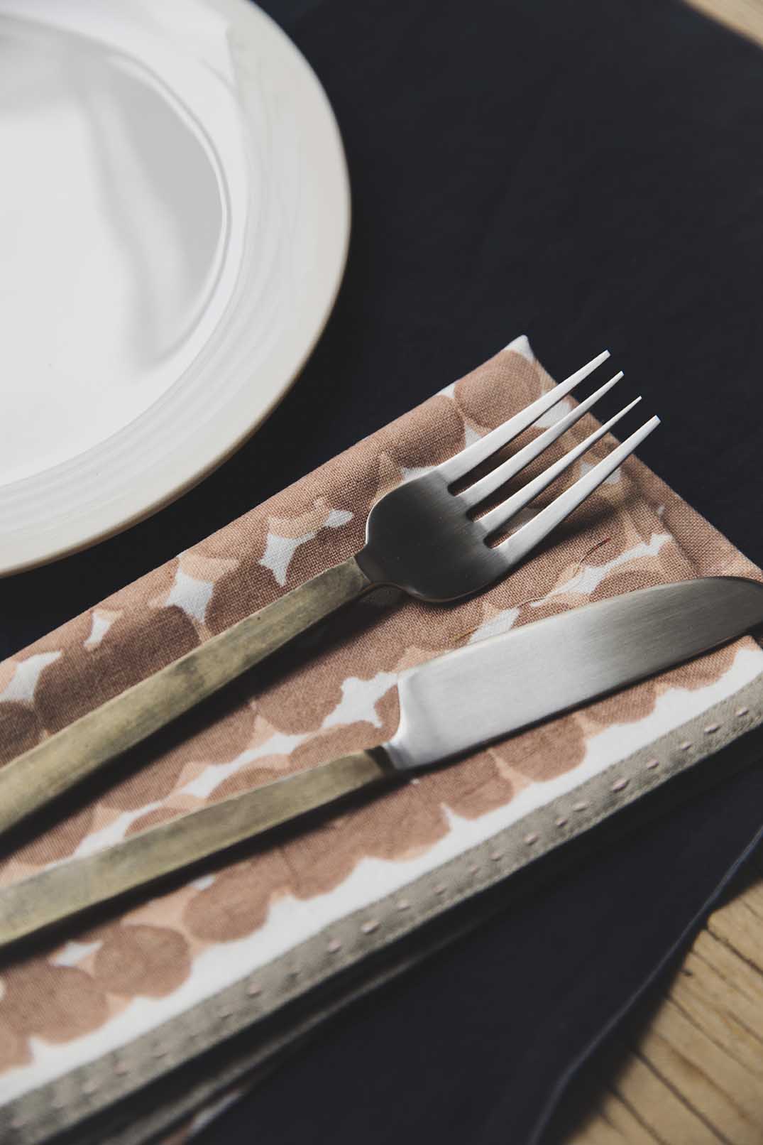 Fourchette et couteau avec un manche aux finitions dorées