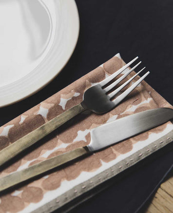 Fourchette et couteau avec un manche aux finitions dorées