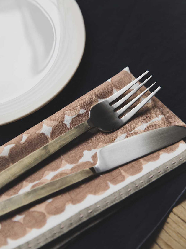 Fourchette et couteau avec un manche aux finitions dorées