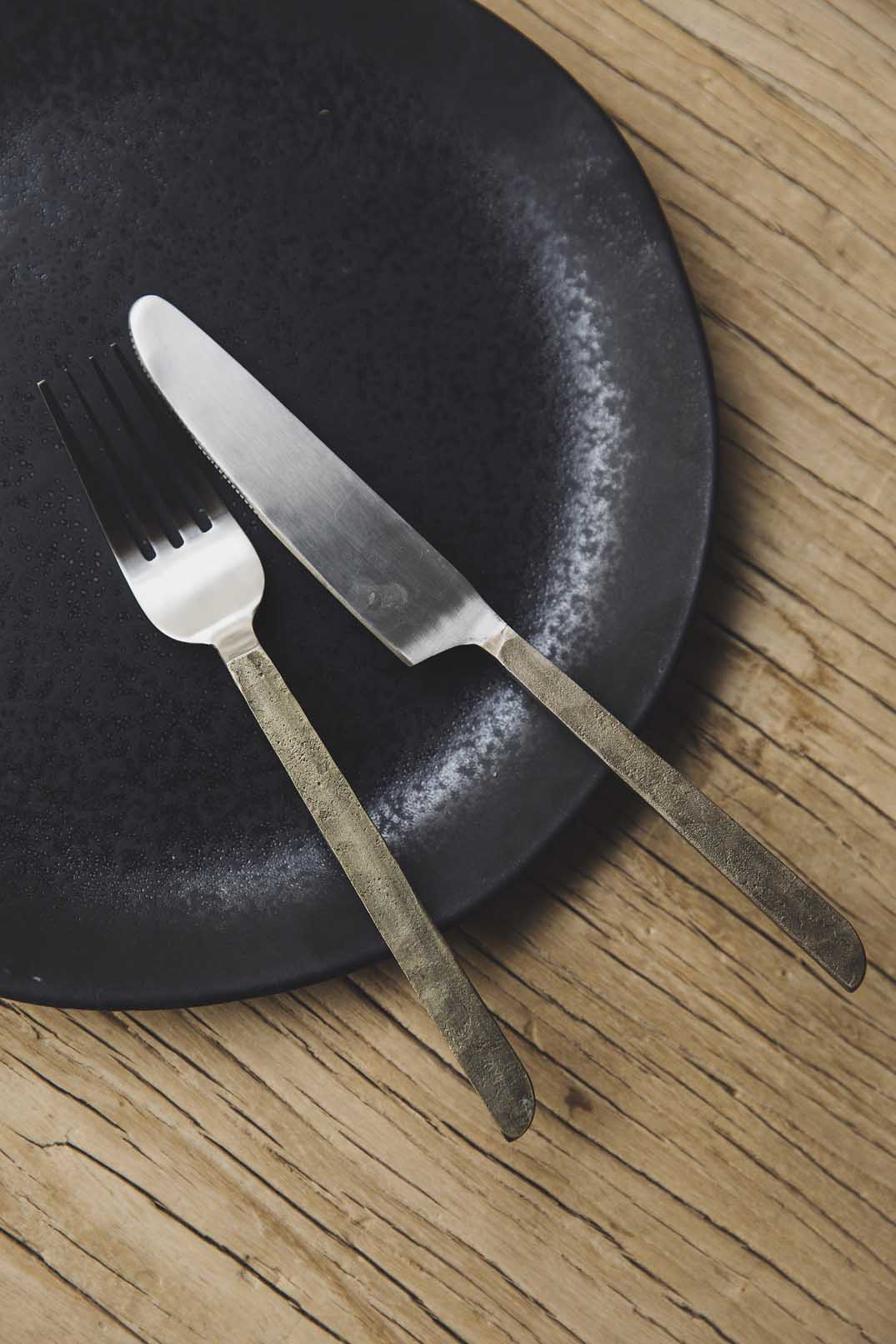 Fourchette et couteau avec manche doré