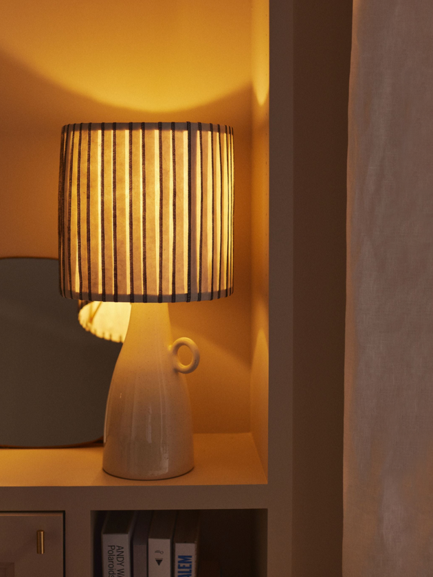 Luminaire : abat-jour noir et blanc pour lampe à poser de salon ou chambre