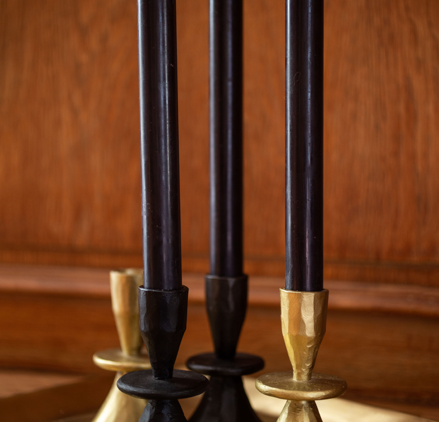 Bougeoirs Mai noirs et dorés avec chandelles noires