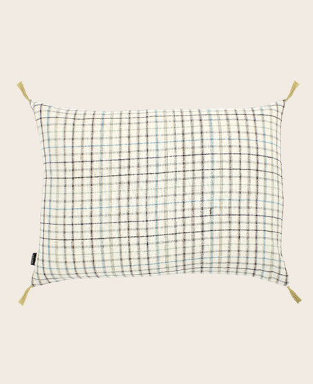 Housse de coussin en coton blanche avec des carreaux et des pompons