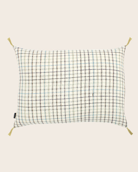 Housse de coussin en coton blanche avec des carreaux et des pompons