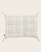 Housse de coussin en coton blanche avec des carreaux et des pompons