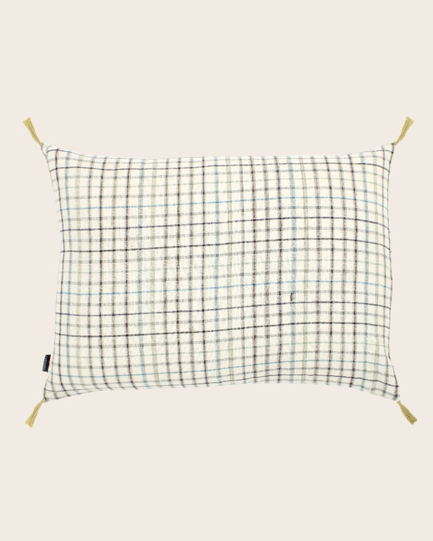 Housse de coussin en coton blanche avec des carreaux et des pompons