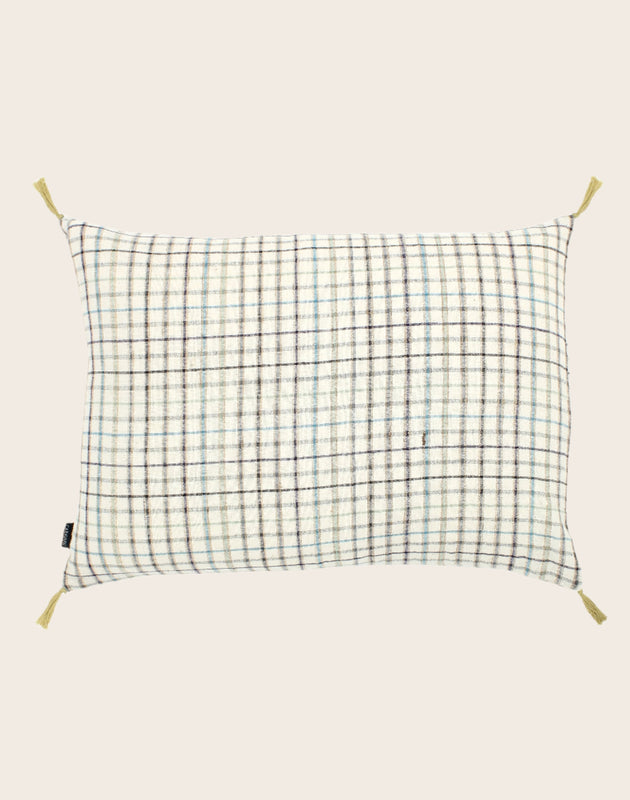 Housse de coussin en coton blanche avec des carreaux et des pompons