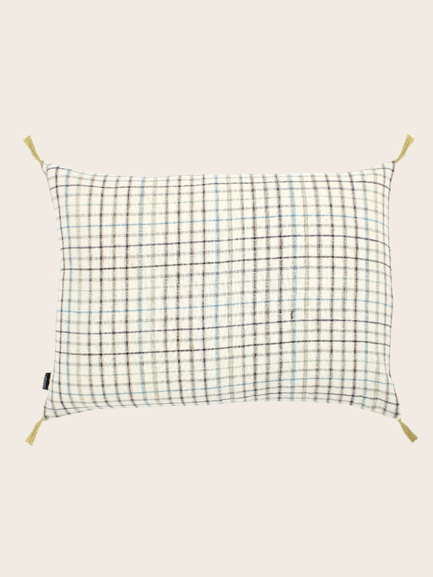 Housse de coussin en coton blanche avec des carreaux et des pompons