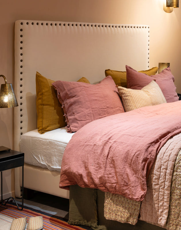 grande tête de lit en tissu avec clous sur les côtés