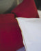 Délicat liseré coloré de la housse de coussin Bora