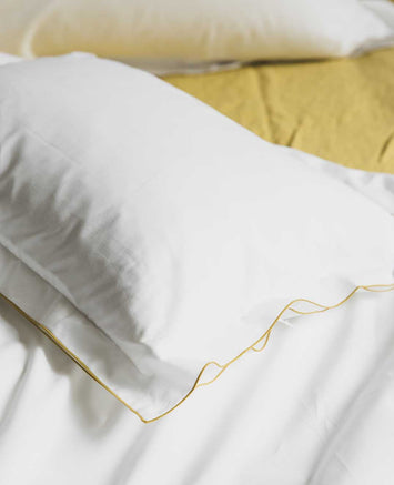 Petite housse de coussin Bora blanche à liseré coloré