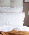 Linge de lit : drap blanc avec un liseré rouge