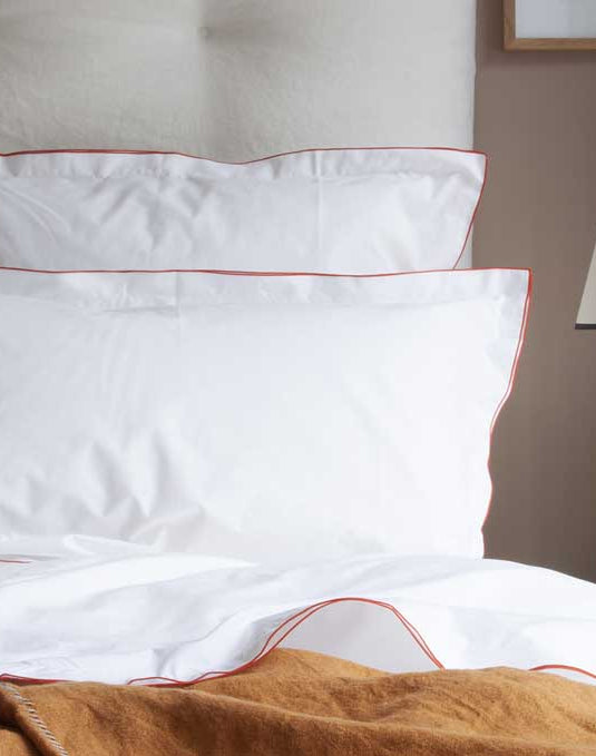 Linge de lit : drap blanc avec un liseré rouge