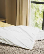 literie : drap blanc avec un liseré jaune