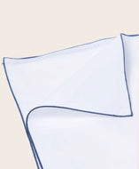 Linge de lit : drap blanc en percale de coton bio avec un liseré bleu