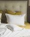 Linge de lit : housse de couette en coton blanc et drap en lin jaune
