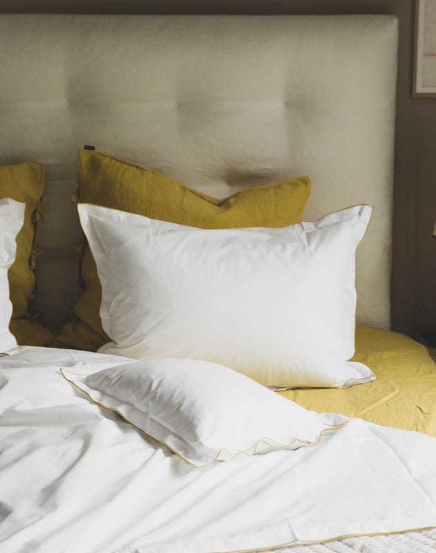 Linge de lit : housse de couette en coton blanc et drap en lin jaune