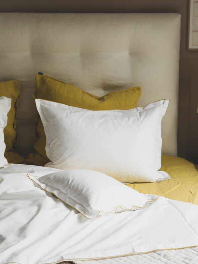 Linge de lit : housse de couette en coton blanc et drap en lin jaune