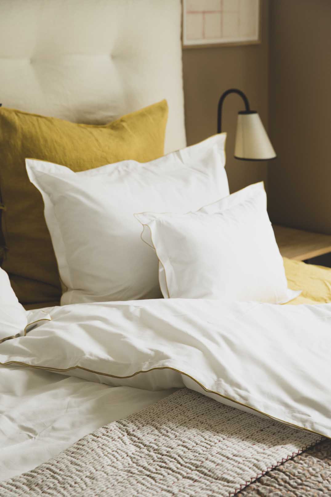 Literie : association de couleur et d'imprimés dans les teintes de jaune pour votre lit