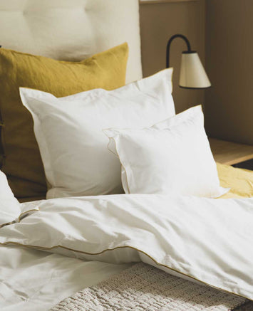 Literie : association de couleur et d'imprimés dans les teintes de jaune pour votre lit