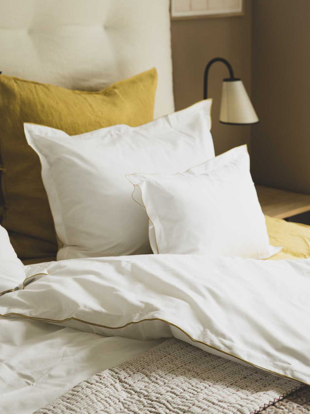 Literie : association de couleur et d'imprimés dans les teintes de jaune pour votre lit