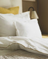 Linge de lit : housse de couette blanche avec des bordures colorées