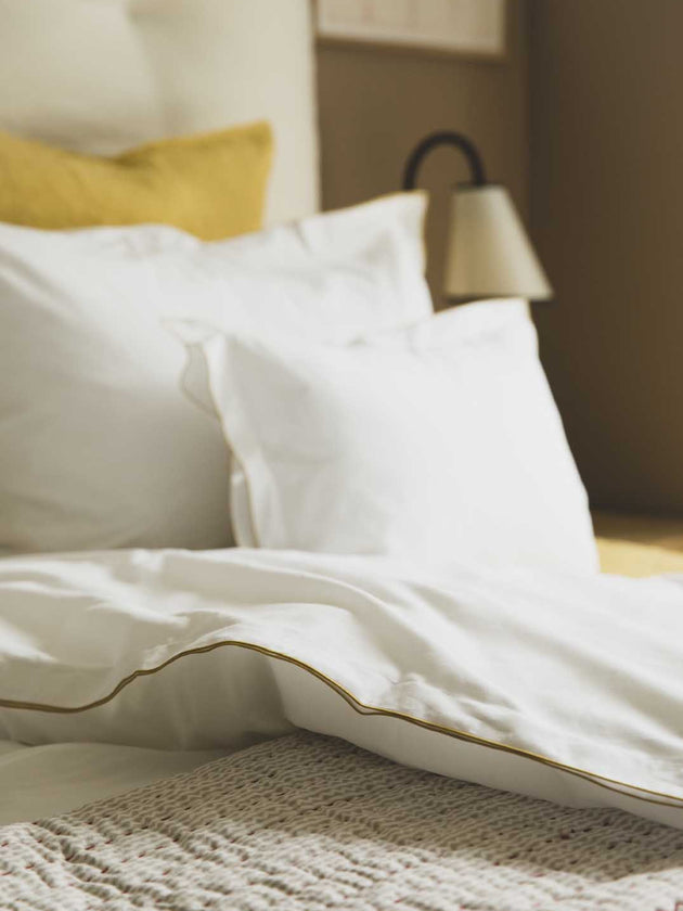 Linge de lit : housse de couette blanche avec des bordures colorées