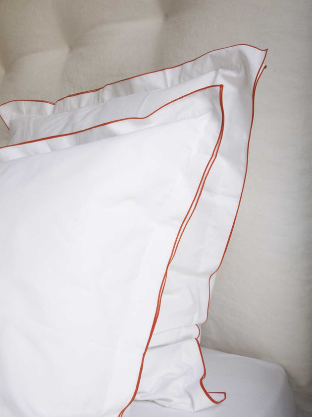 Taies d'oreiller Bora blanches à bourdon coloré