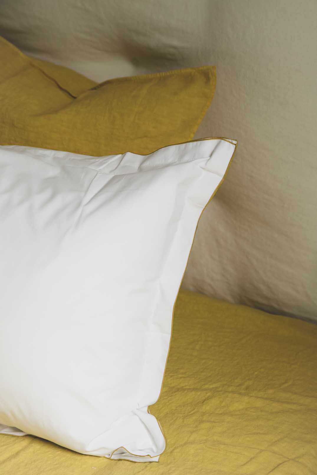 Taie d'oreiller blanche rectangulaire avec bourdon coloré en percale de coton Bora