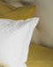 Taie d'oreiller blanche rectangulaire avec bourdon coloré en percale de coton Bora