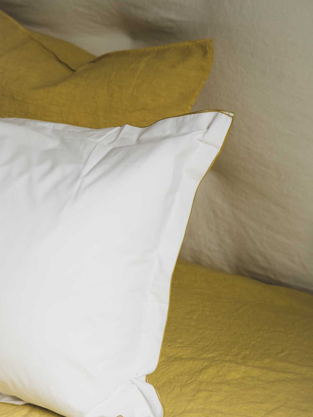 Taie d'oreiller blanche rectangulaire avec bourdon coloré en percale de coton Bora