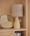 Luminaire : abat-jour épuré blanc et noir pour chambre