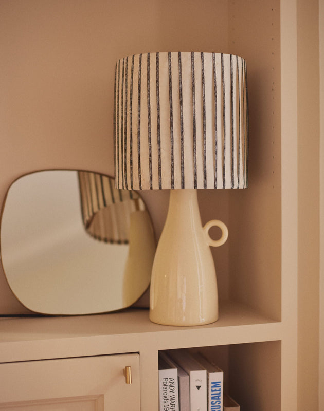 Luminaire : abat-jour épuré blanc et noir pour chambre