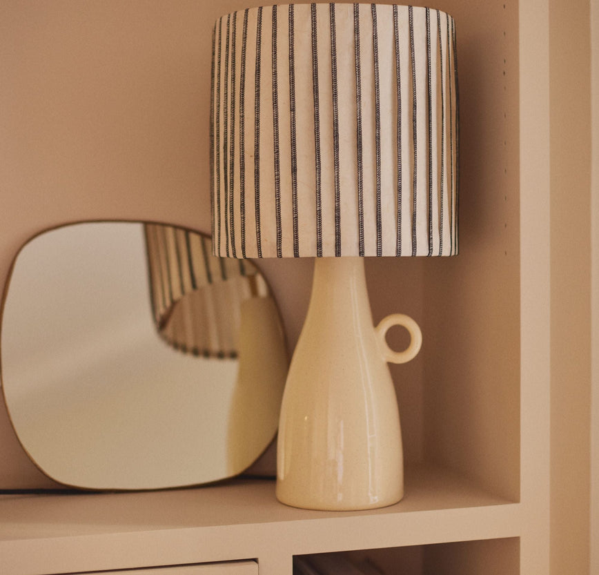 Luminaire : abat-jour épuré blanc et noir pour chambre