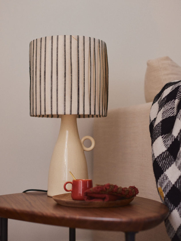 Luminaire : abat-jour noir et blanc pour lampe à poser de salon ou chambre