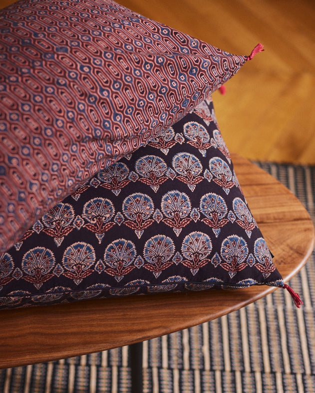 Coussin avec des imprimés végétaux ou géométriques pour une décoration originale
