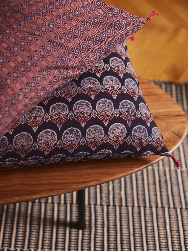 Coussin avec des imprimés végétaux ou géométriques pour une décoration originale