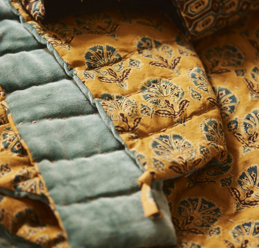 Literie : couvre-pied vert et jaune avec des imprimés à fleurs