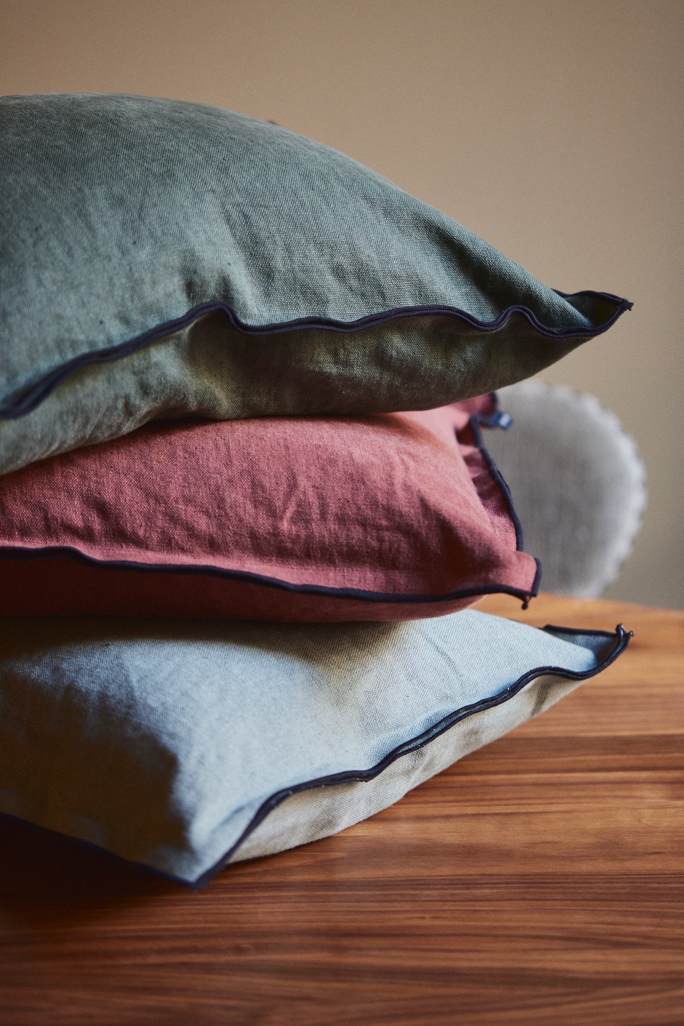 Housse de coussin Maya bourdon noir