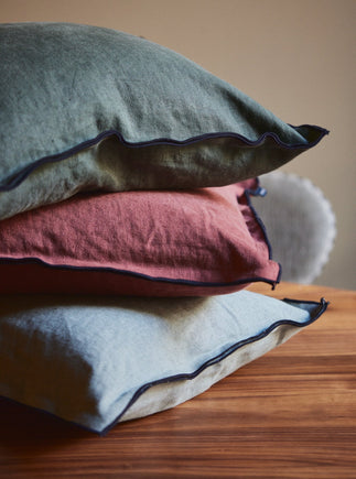 Housse de coussin Maya bourdon noir