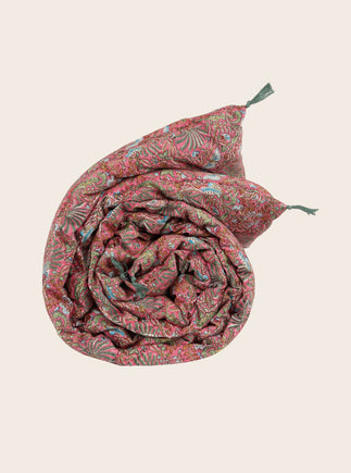 Linge de lit : courtepointe colorée avec des imprimés végétaux