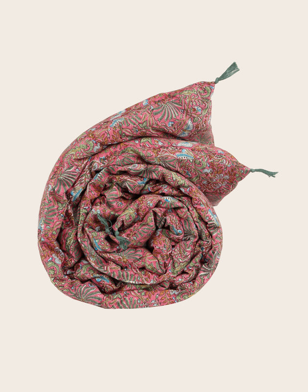 Linge de lit : courtepointe colorée avec des imprimés végétaux