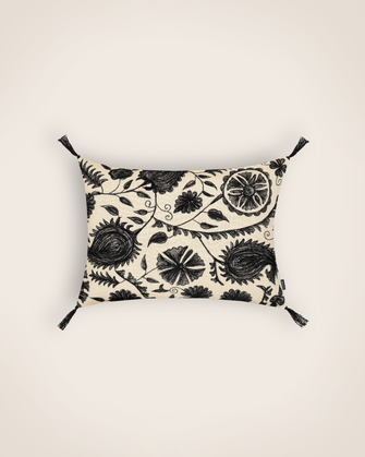 Housse de coussin en coton brodé inspirée de l'art du suzani couleur Réglisse