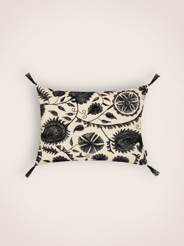 Housse de coussin en coton brodé inspirée de l'art du suzani couleur Réglisse