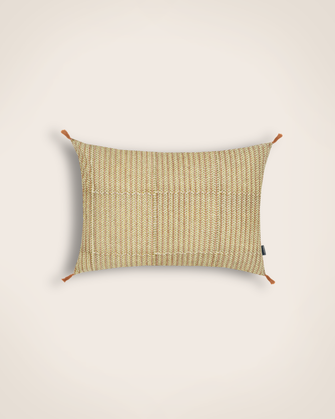 Housse de coussin en coton imprimé au bloc couleur nude avec 4 pompons