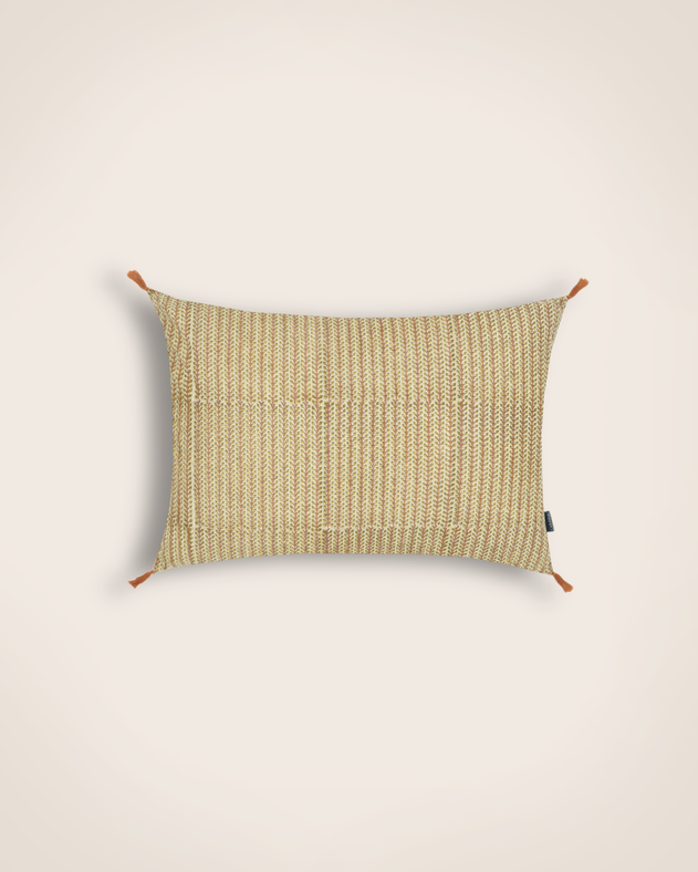 Housse de coussin en coton imprimé au bloc couleur nude avec 4 pompons