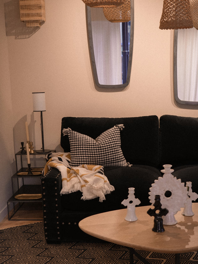 Housse de coussin en khadi de coton motif pied de poule et pompons