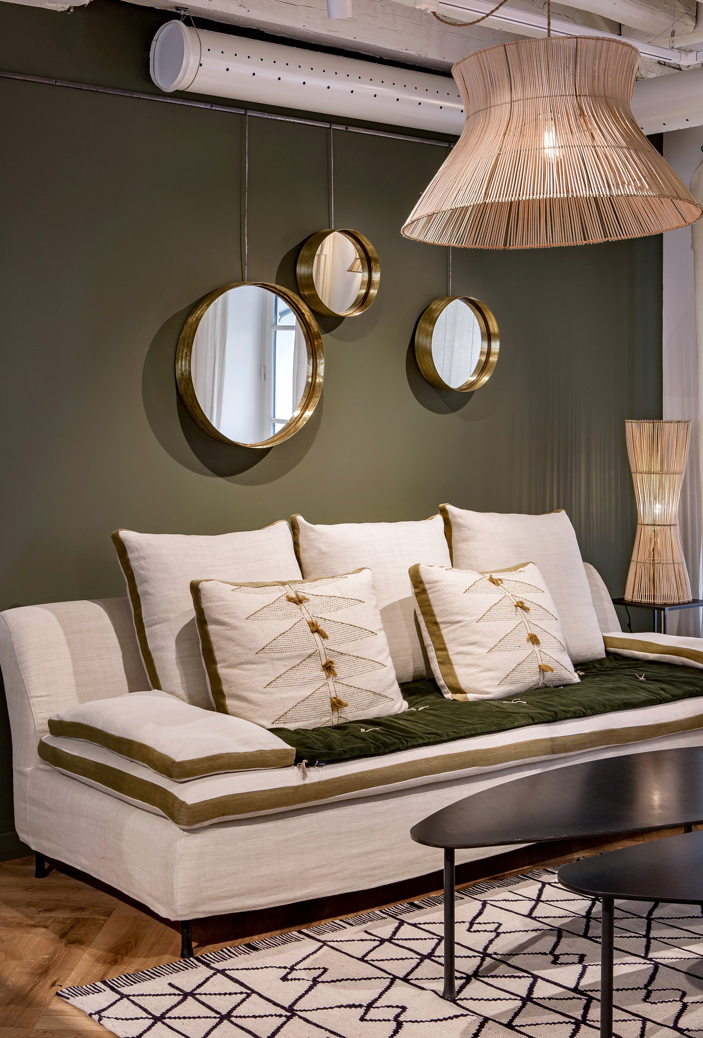 Grand divan blanc avec des plate-bandes colorées dans un salon